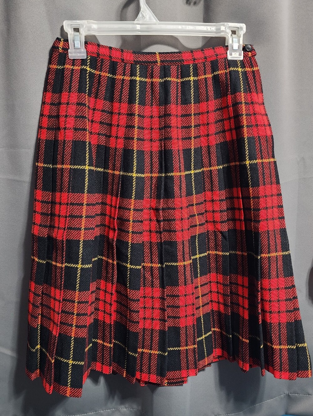 Vintage Madison Tartan Plaid Pleated Skirt 28" Dark Academia Preppy Red Black